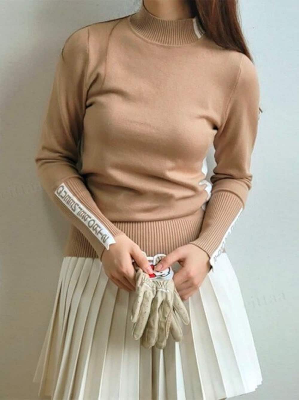 ベージュ系のニット/セーターを着用したレディースの冬コーディネートの1枚目の写真