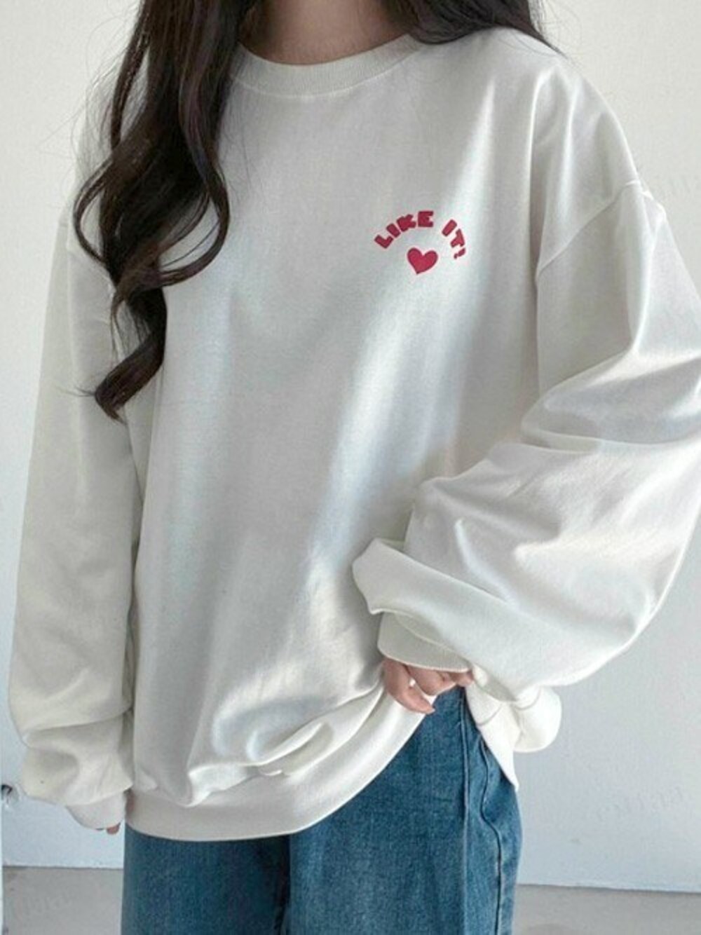 ホワイト系のスウェットを着用したレディースの冬コーディネートの1枚目の写真