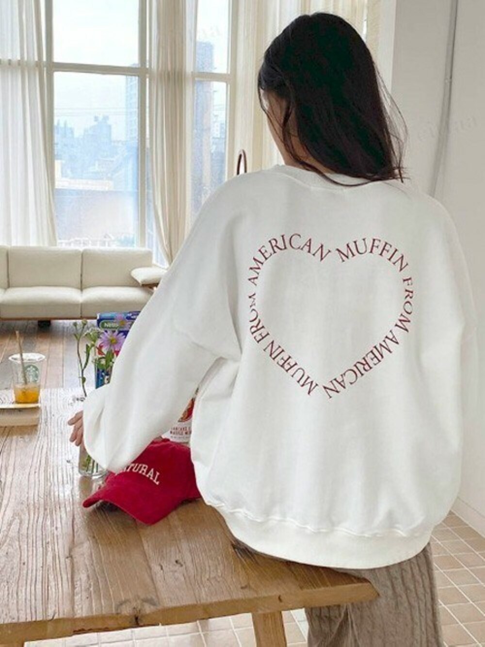 ホワイト系のスウェットを着用したレディースの冬コーディネートの1枚目の写真