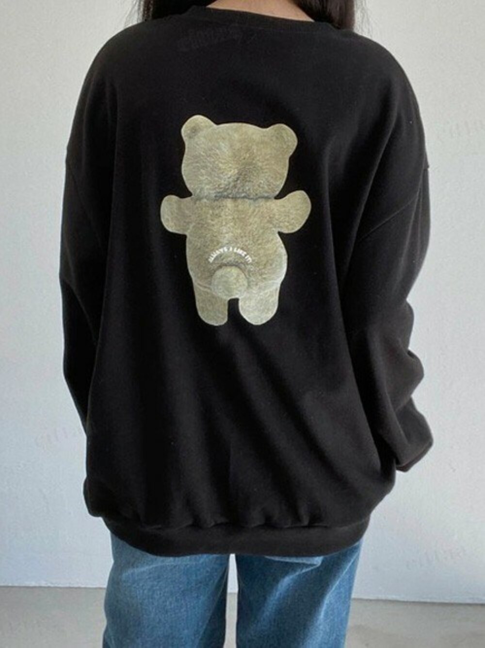 ブラック系のスウェットを着用したレディースの冬コーディネートの1枚目の写真