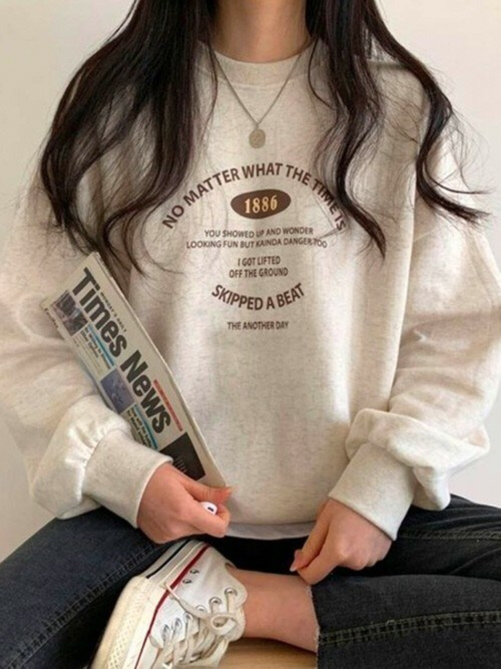 ベージュ系のスウェットを着用したレディースの冬コーディネートの1枚目の写真