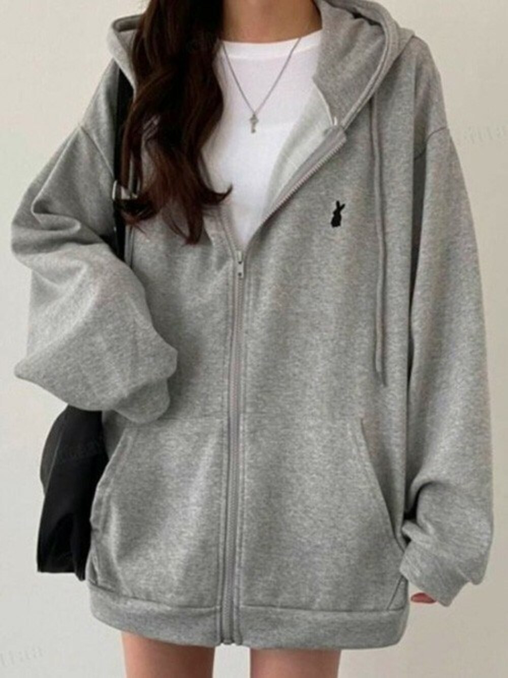 グレー系のスウェットを着用したレディースの冬コーディネートの1枚目の写真