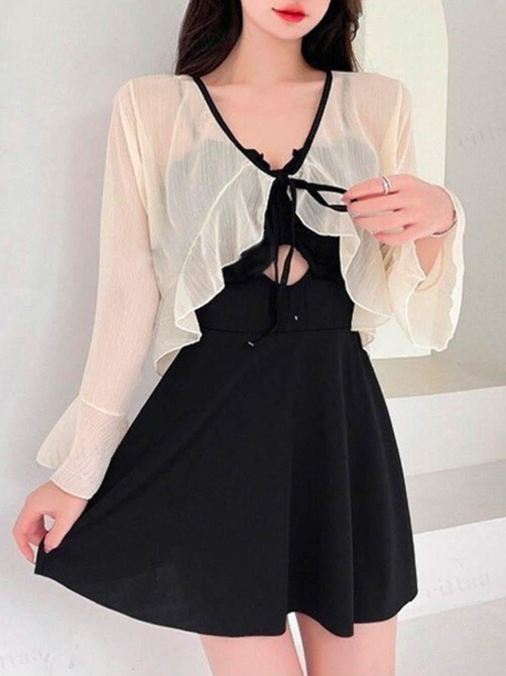 ブラック系の水着を着用したレディースの春コーディネートの1枚目の写真