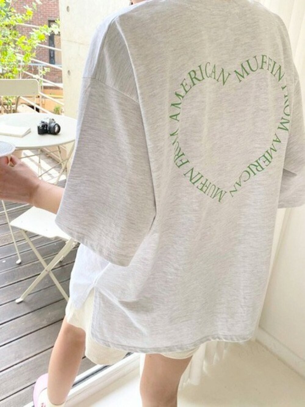 「ビッグシルエット、Tシャツ、ストリート、オーバーサイズ、春色、春コーデ、バックプリント、淡色コーデ、韓国ファッション、春服みてみて」｜「Dalfwinのハートプリント半袖Tシャツ（Tシャツ/カットソー、グレー系）」を使った、Dalfwinスタッフさん（レディース・160cm）の春コーディネートの1枚目の写真