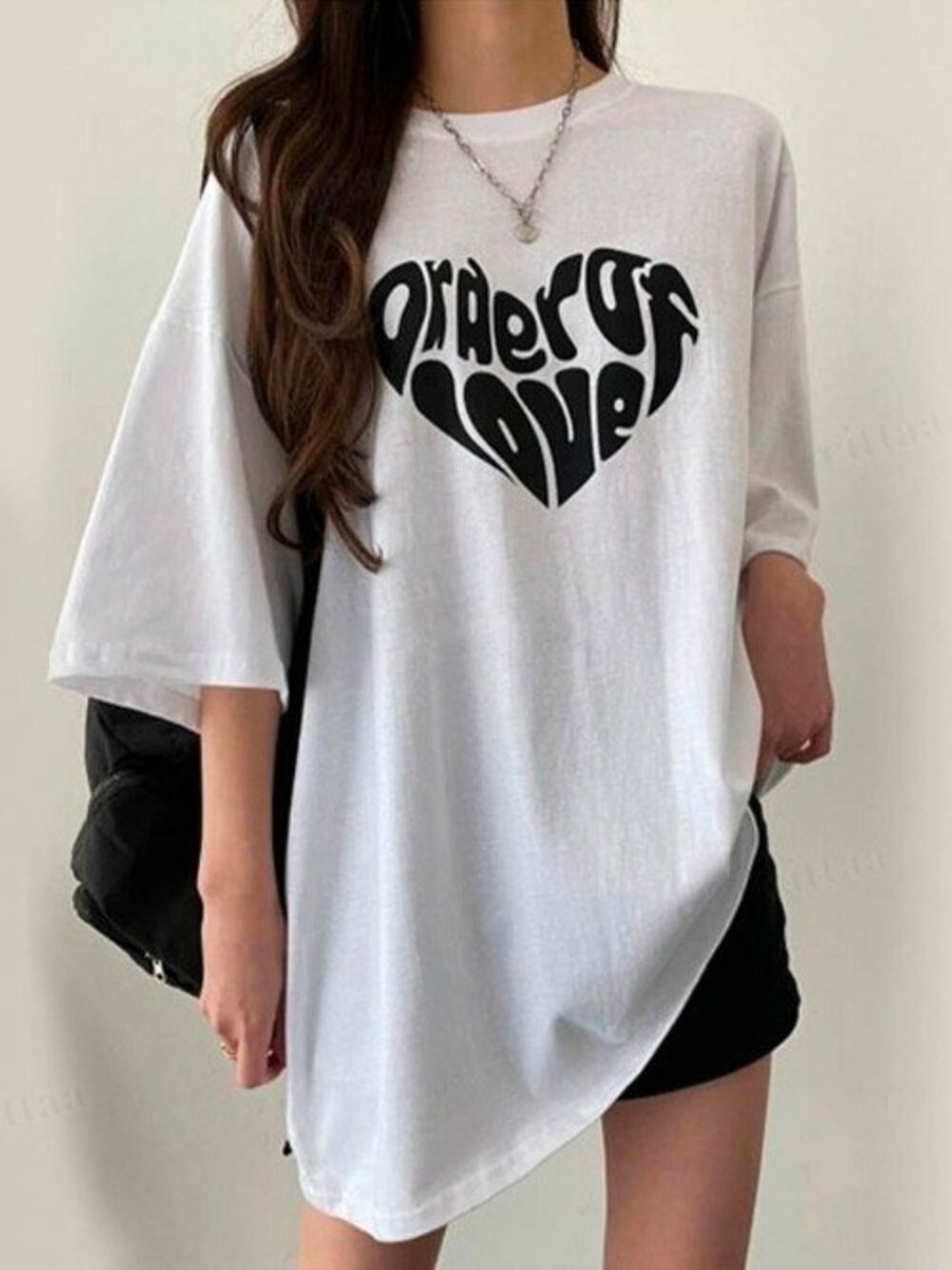 「ホワイト、Tシャツ、ストリート、モノトーン、オーバーサイズ、シンプルコーデ、春コーデ、白Tシャツ、半袖シャツ、韓国ファッション」｜「Dalfwinの韓国ファッションLOVEロゴオーバーサイズ Tシャツ（Tシャツ/カットソー、ホワイト系）」を使った、Dalfwinスタッフさん（レディース・160cm）の春コーディネートの1枚目の写真