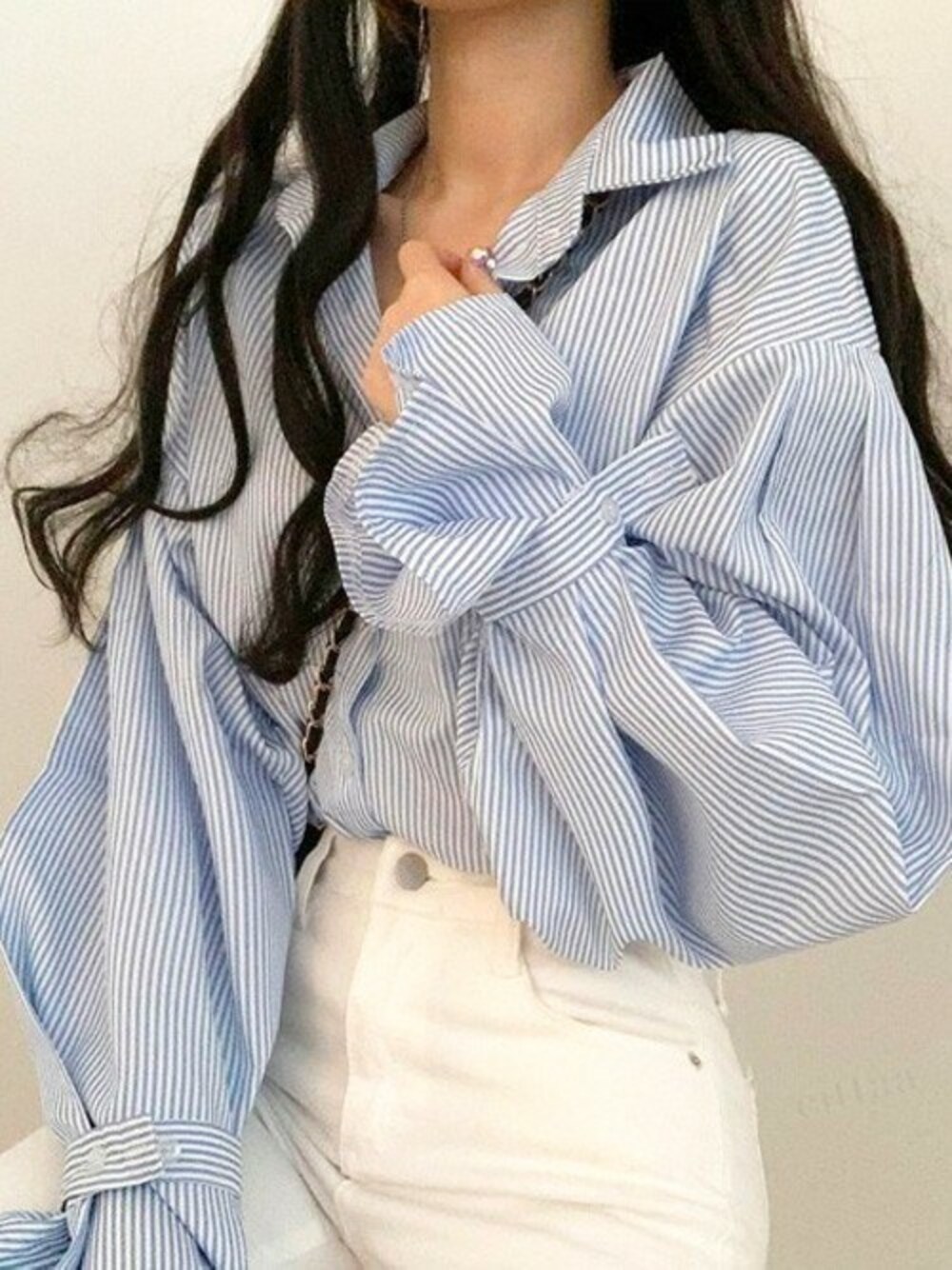 「ブラウス、シャツ、オーバーサイズ、大人カジュアル、ストライプシャツ、きれいめカジュアル、春コーデ、韓国ファッション、ボリューム袖、春服みてみて」｜「Dalfwinの韓国ファッションオーバーサイズドルマンスリーブストライプシャツ（シャツ/ブラウス、ブルー系）」を使った、Dalfwinスタッフさん（レディース・160cm）の春コーディネートの1枚目の写真