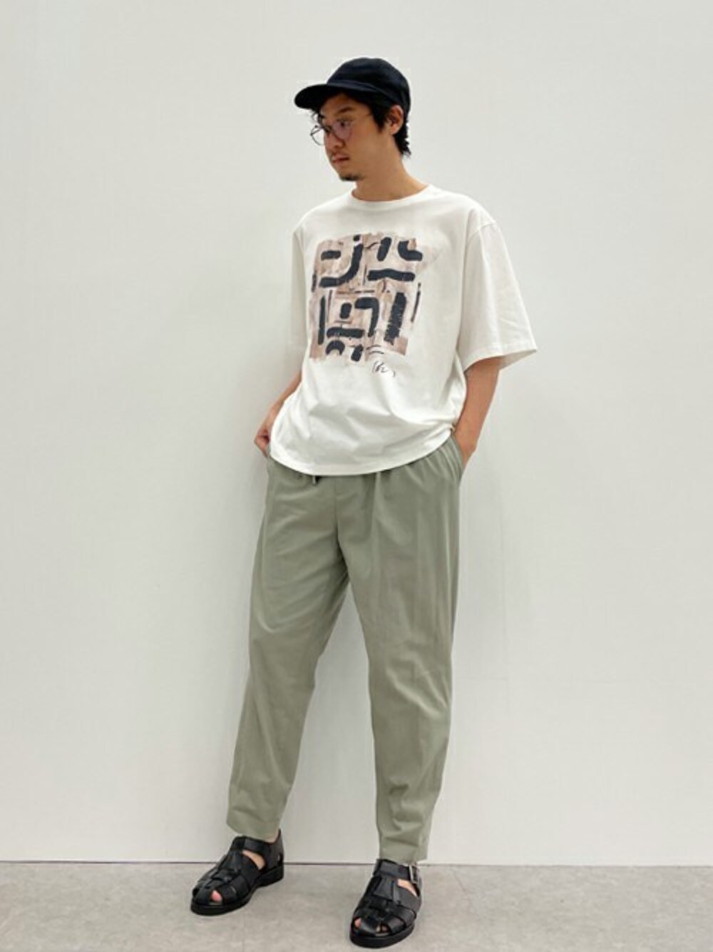 ホワイト系のTシャツ/カットソー、グリーン系のその他パンツを着用したメンズの春コーディネートの1枚目の写真