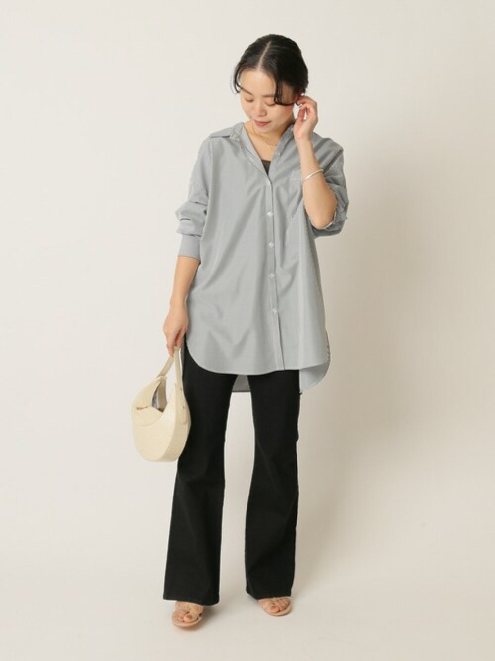 「シャツ、ハンドバッグ、ストライプ、デニムパンツ、サンダル、U by SPICK&SPAN、ユーバイ　スピックアンドスパン、ubyspickspan」｜「U by SPICK&SPANのバックリボンシャツ◆（シャツ/ブラウス、ブラック系）」を使った、YUIさん（レディース・156cm）の冬コーディネートの1枚目の写真