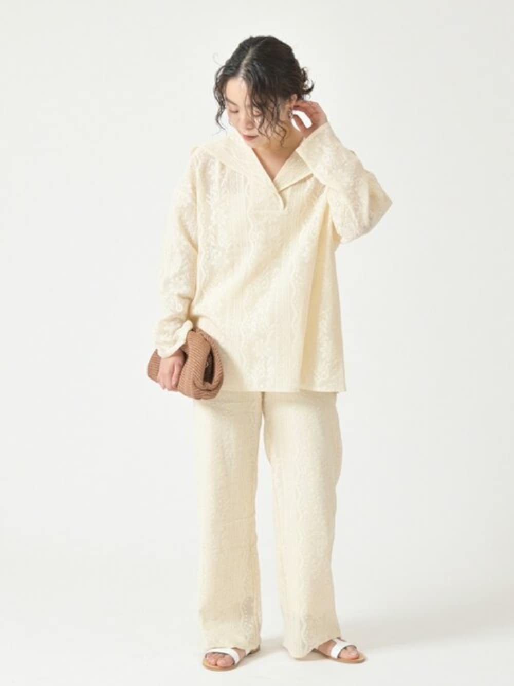「ブラウス、パンツ、クラッチバッグ、レース、トップス、ワイドパンツ、サンダル、かごバッグ、U by SPICK&SPAN、ユーバイ　スピックアンドスパン」｜「U by SPICK&SPANのフラワーレースセーラーカラープルオーバー◆（シャツ/ブラウス、ホワイト系）」を使った、YUIさん（レディース・156cm）の春コーディネートの1枚目の写真
