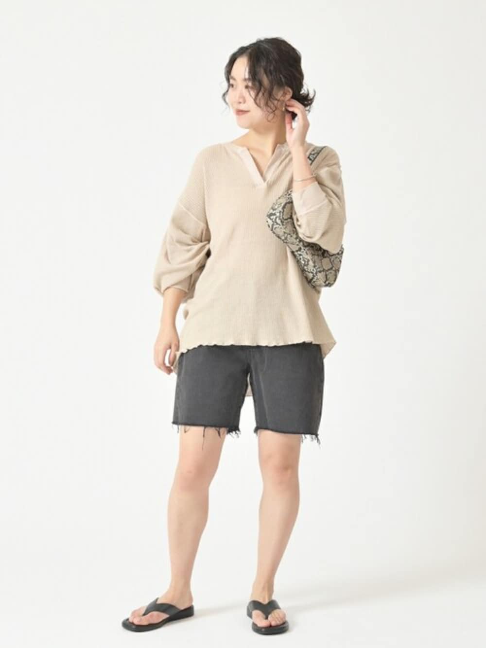 「カットソー、パンツ、ショルダーバッグ、ハンドバッグ、ショートパンツ、トップス、デニムパンツ、サンダル、U by SPICK&SPAN、ユーバイ　スピックアンドスパン」｜「U by SPICK&SPANの【CAROUSELAMBRA】 WING WIDE T◆（Tシャツ/カットソー、ベージュ系）」を使った、YUIさん（レディース・156cm）の春コーディネートの1枚目の写真