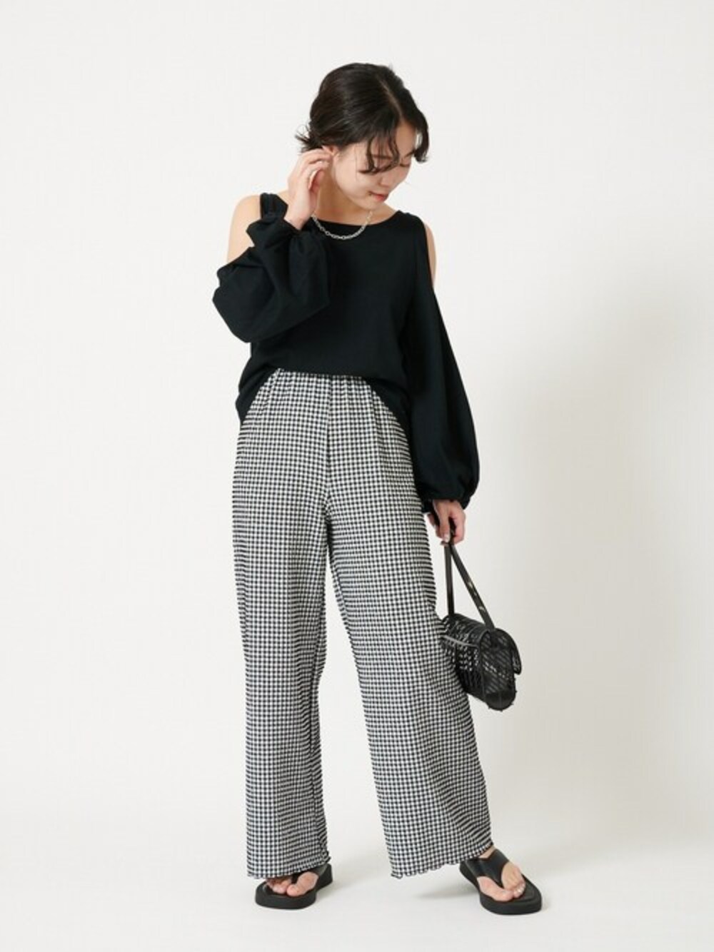 「トップス、サンダル、オフショル、ubyspickspan」｜「U by SPICK&SPANのショルダースリットプルオーバー◆（Tシャツ/カットソー、ブラック系）」を使った、YUIさん（レディース・156cm）の春コーディネートの1枚目の写真