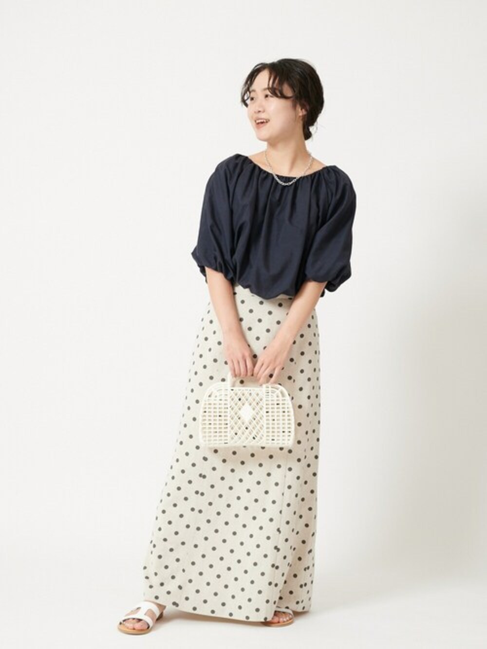 「ブラウス、ドット柄、かごバッグ、バルーンスリーブ、ubyspickspan」｜「U by SPICK&SPANのバルーンショートブラウス◆（シャツ/ブラウス、ブルー系）」を使った、YUIさん（レディース・156cm）の春コーディネートの1枚目の写真