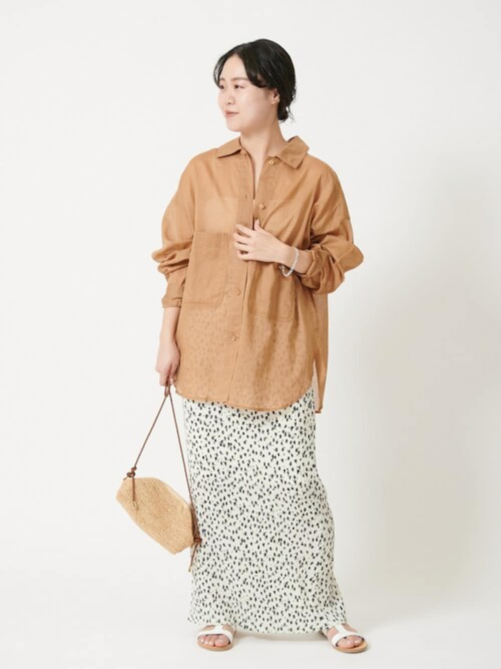 「シャツ、ロングスカート、サンダル、シースルー、ubyspickspan」｜「U by SPICK&SPANの綿麻スラブローンシャツ◆（シャツ/ブラウス、イエロー系）」を使った、YUIさん（レディース・156cm）の春コーディネートの1枚目の写真