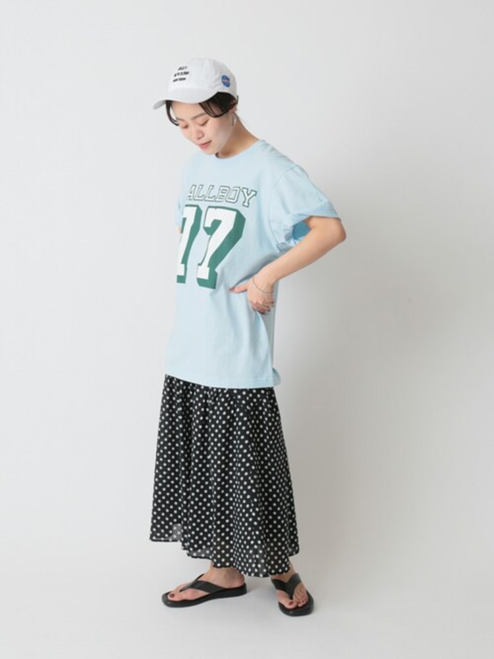 「Tシャツ、ドット、帽子、サンダル、ティアード、ubyspickspan」｜「U by SPICK&SPANのドットティアードスカート◆（スカート、ブラック系）」を使った、YUIさん（レディース・156cm）の春コーディネートの1枚目の写真