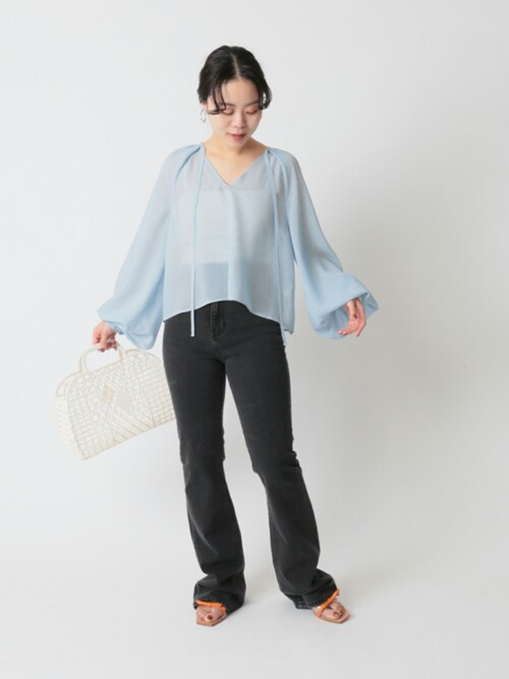 「ブラウス、ギンガムチェック、かごバッグ、シアートップス、シア―ブラウス、Sun Jellies、ubyspickspan」｜「U by SPICK&SPANのシアーギンガムタックスリーブブラウス◆（シャツ/ブラウス、ブルー系）」を使った、YUIさん（レディース・156cm）の春コーディネートの1枚目の写真