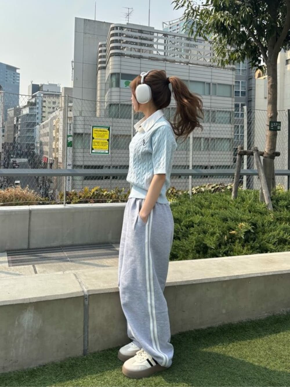 「スウェットパンツ、カジュアル、襟付きニット、春コーデ、襟付きトップス、ローテクスニーカー、ラインパンツ、骨格ウェーブ」｜「RAY CASSINのスウェットラインパンツ（スウェットパンツ、グレー系）」を使った、RAYCASSIN_officialさん（レディース・155cm）の春コーディネートの1枚目の写真