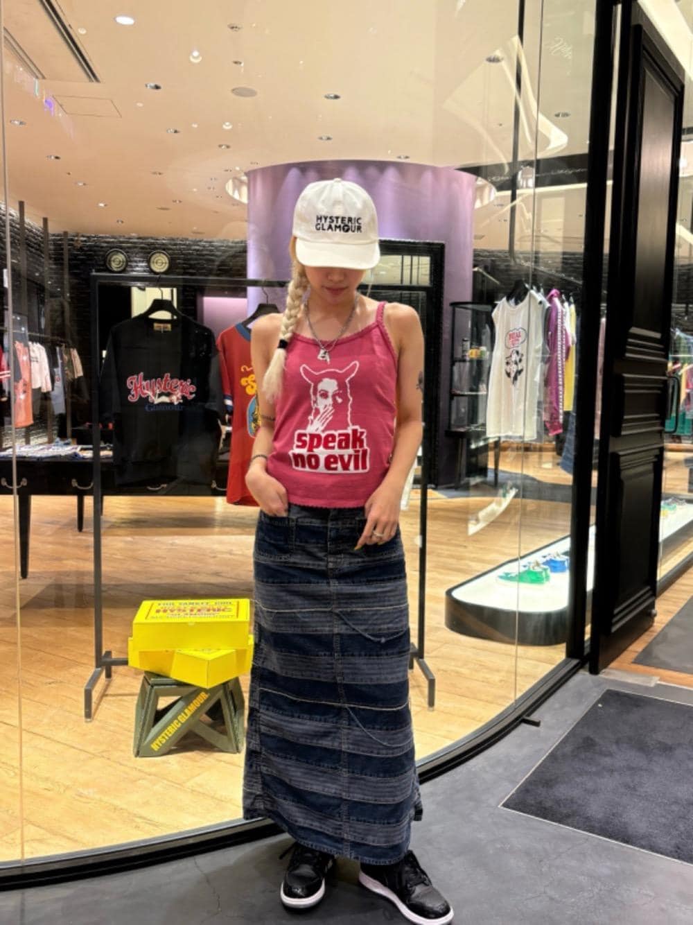 「キャップ、ロングスカート、キャミソール、春コーデ、ヒステリックグラマー、ピチT、HYSTERIC GLAMOUR、スカート 」｜「HYSTERIC GLAMOURのスクラッチロングデニムスカート（スカート、ブルー系）」を使った、rikoさん（レディース・158cm）の春コーディネートの1枚目の写真