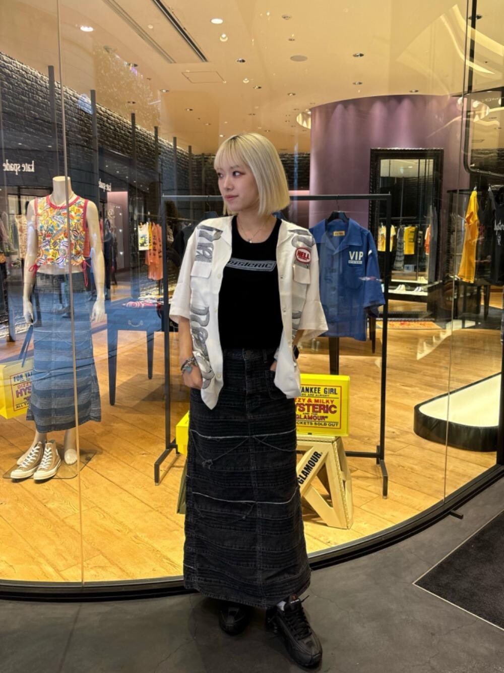 「ロングスカート、タンクトップ、春コーデ、ラフコーデ、ヒステリックグラマー、HYSTERIC GLAMOUR、シャツ 」｜「HYSTERIC GLAMOURのHYSTERIC HELLワッペン オープンカラーシャツ（シャツ/ブラウス、ホワイト系）」を使った、rikoさん（レディース・158cm）の夏コーディネートの1枚目の写真
