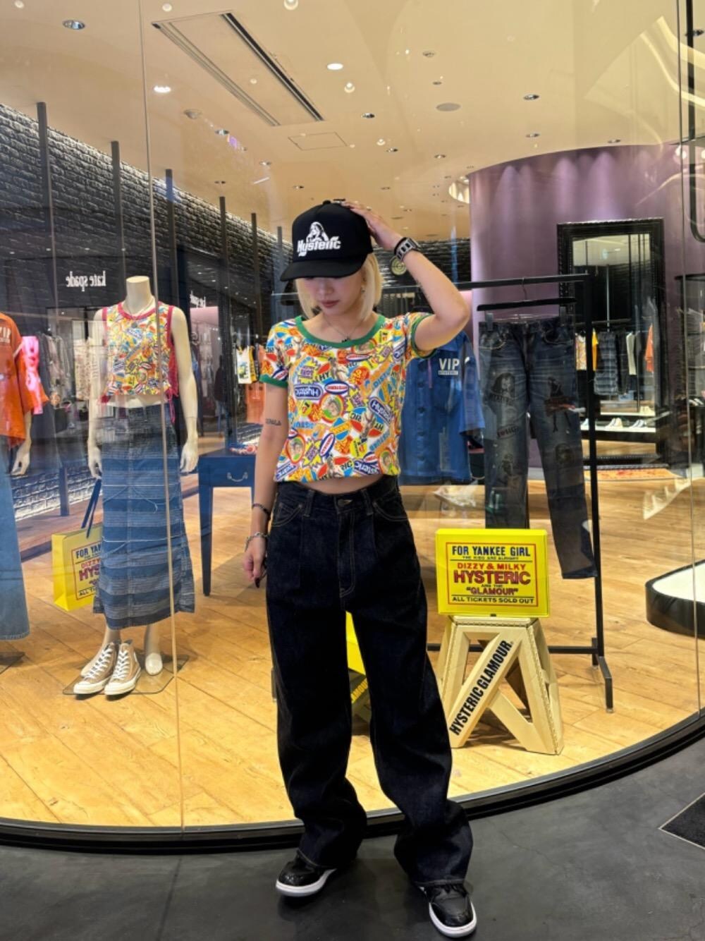 「デニム、キャップ、ストリート、春コーデ、ヒステリックグラマー、ピチT、HYSTERIC GLAMOUR」｜「HYSTERIC GLAMOURのFEEL GOOD メッシュキャップ（キャップ、ブラック系）」を使った、rikoさん（レディース・158cm）の夏コーディネートの1枚目の写真