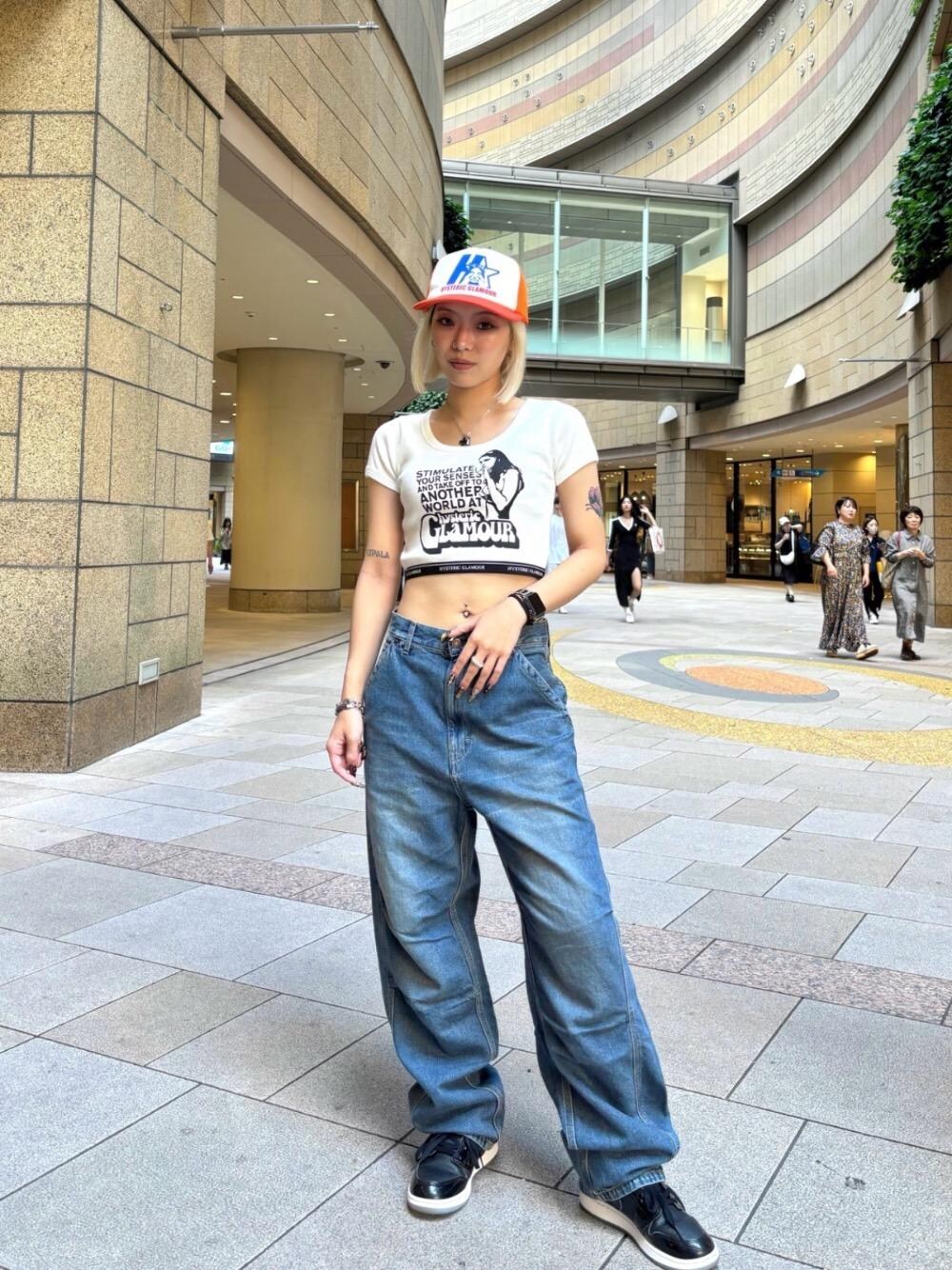 「デニム、キャップ、ストリート、春コーデ、ヒステリックグラマー、チビT、ピチT、HYSTERIC GLAMOUR」｜「HYSTERIC GLAMOURのニータックテーパードデニムパンツ（デニムパンツ、ブルー系）」を使った、rikoさん（レディース・158cm）の夏コーディネートの1枚目の写真