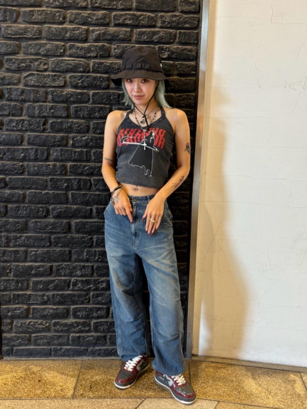 「ストリート、ホルターネック、ヒステリックグラマー、チビT、ピチT、HYSTERIC GLAMOUR」｜「HYSTERIC GLAMOURのロゴ刺繍 アドベンチャーハット（ハット、ブラック系）」を使った、rikoさん（レディース・158cm）の夏コーディネートの1枚目の写真