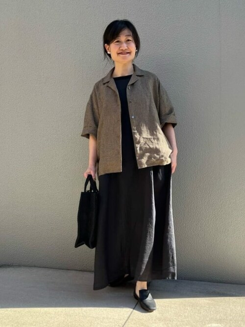 「ADIEU TRISTESSE」｜「ADIEU TRISTESSEのリブカラーリネンワンピース（ワンピース、ブラック系）」を使った、ADIEU TRISTESSEさん（レディース・155cm）の夏コーディネートの1枚目の写真