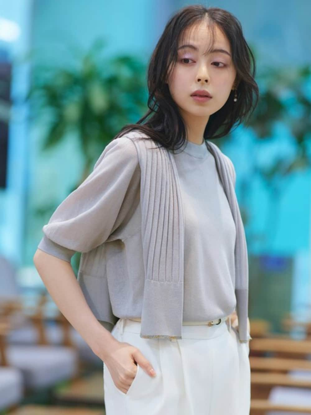 「RUIRUE BOUTIQUEの洗える ストレッチ ｜ バックパール シアー パフ ニット ｜ レディース おしゃれ きれいめ 五分袖 オフィスカジュアル 通勤服 サマーニット ニットトップス（ニット/セーター、グレー系）」を使った、RUIRUEBOUTIQUEさん（レディース・165cm）の春コーディネートの1枚目の写真