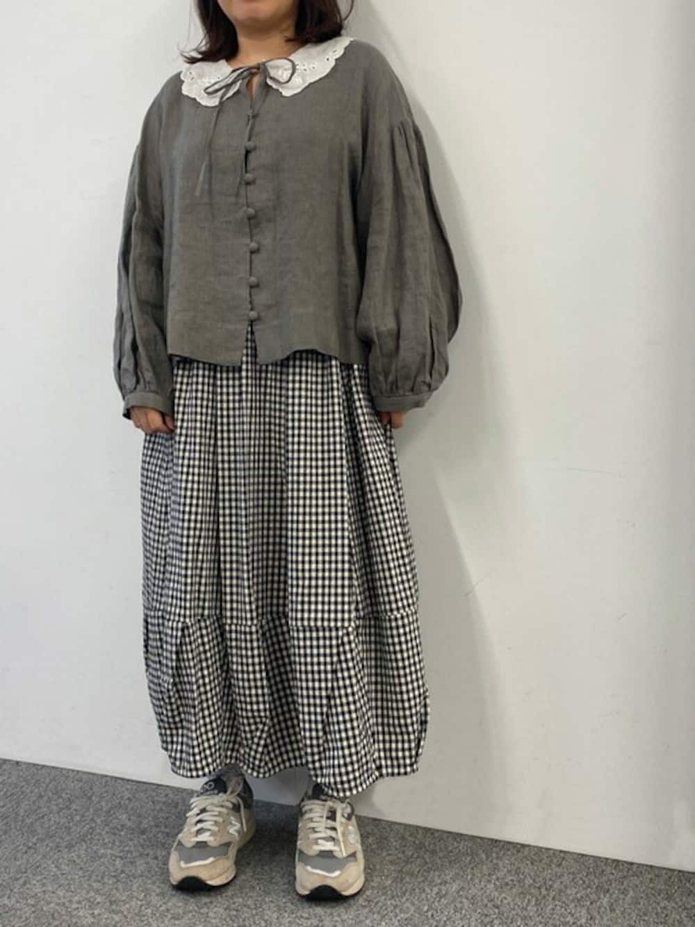 「秋のコーデ、大人カジュアル、ギンガムチェック、コクーンスカート、襟付きトップス、刺繍ブラウス、大人ガーリー、低身長コーデ、haupia、ハウピア」｜「haupiaのクロディーヌの衿【ブラウス】（シャツ/ブラウス、グリーン系）」を使った、haupiastaff03さん（レディース・148cm）の秋コーディネートの1枚目の写真