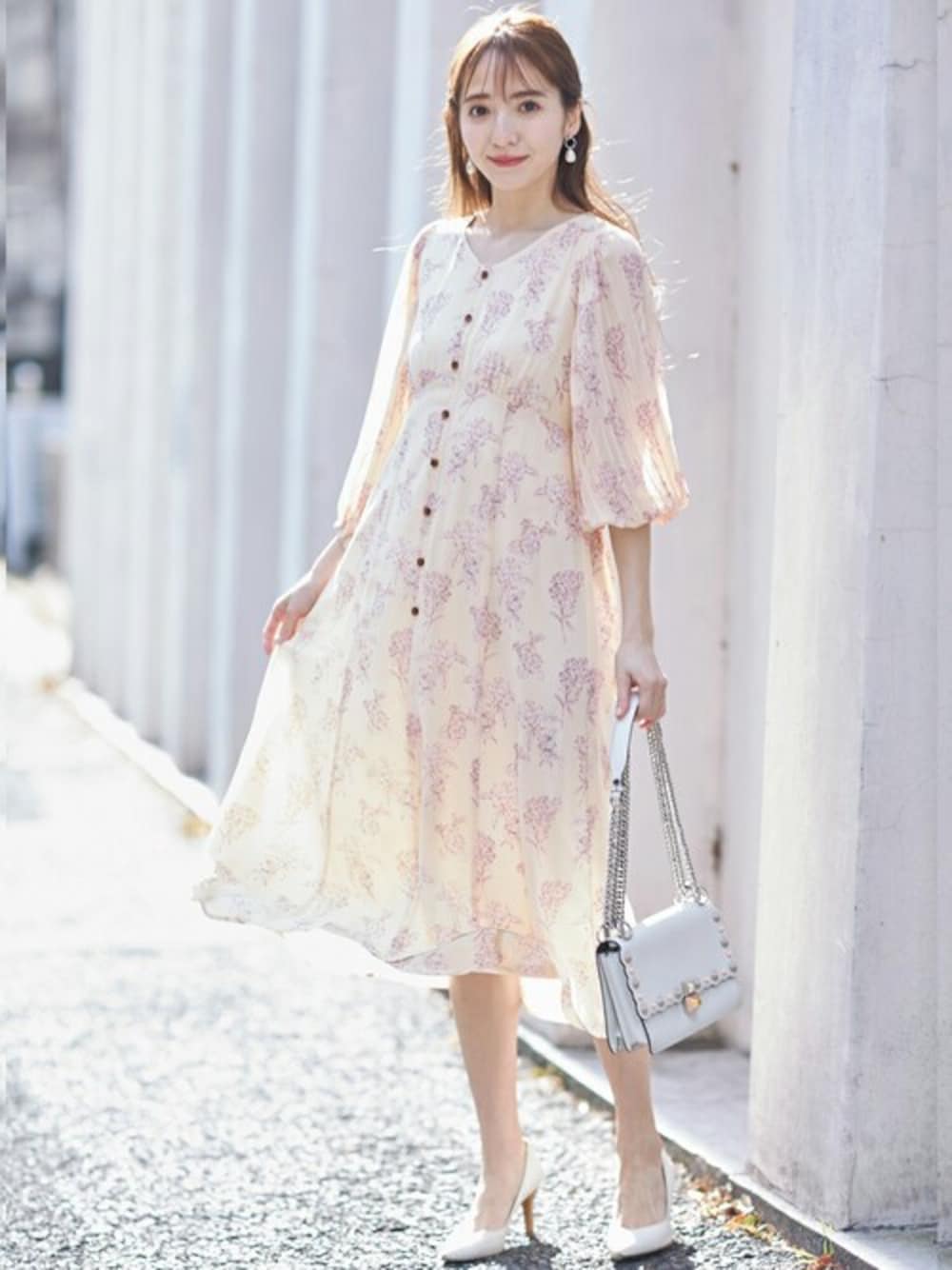 「ワンピース、花柄、お出かけコーデ、プチプラ、フェミニン、プリーツ、春コーデ、tocco、大人かわいい、toccocloset」｜「tocco closetのウエストりぼん付きプリーツスリーブフラワープリントシフォンワンピース（ワンピース、ベージュ系）」を使った、tocco closet_zozotownさん（レディース・162cm）の冬コーディネートの1枚目の写真