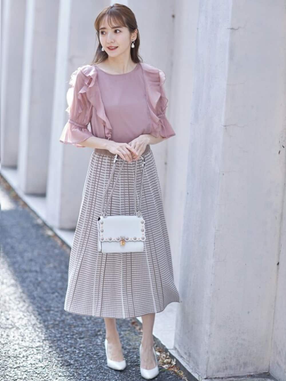 「ブラウス、フリル、お出かけコーデ、プチプラ、フェミニン、春コーデ、ピンクコーデ、tocco、大人かわいい、toccocloset」｜「tocco closetのラッフルフリル付きキャンディースリーブシャイニーブラウス（シャツ/ブラウス、ピンク系）」を使った、tocco closet_zozotownさん（レディース・162cm）の冬コーディネートの1枚目の写真