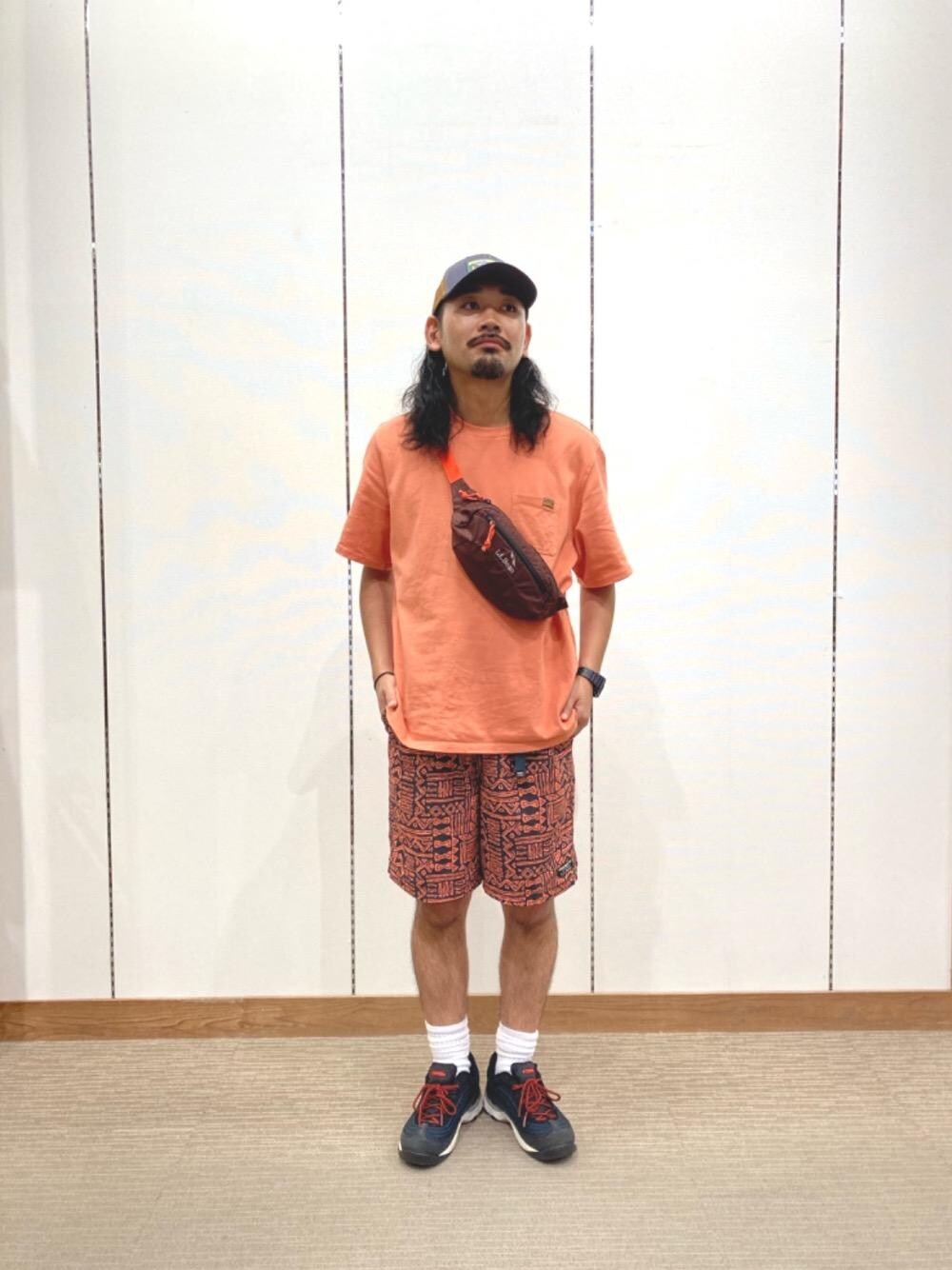 「キャップ、Tシャツ、オレンジ、ショーツ、エルエルビーン、llbeanjapan、BeanOutsider、llbeanstyling、LLbean」｜「L.L.Beanのエル・エル・ビーン・カタディン・トラッカー・ハット（キャップ、グレー系）」を使った、unさん（メンズ・174cm）の夏コーディネートの1枚目の写真