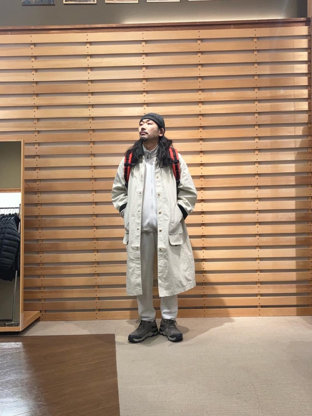 「コート、セットアップ、リュック、ジャージ、春、エルエルビーン、llbeanjapan、BeanOutsider、llbeanstyling、LLbean」｜「L.L.Beanの【JAPAN EDITION】ビーンズ・ロング・フィールド・コート（その他アウター、ホワイト系）」を使った、unさん（メンズ・174cm）の春コーディネートの1枚目の写真