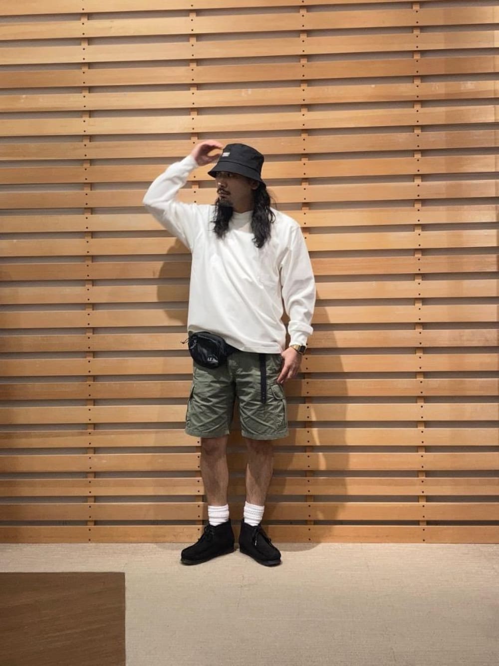 「ブーツ、ロンT、バケットハット、ウェストポーチ、エルエルビーン、カーゴショーツ、llbeanjapan、BeanOutsider、llbeanstyling、LLbean」｜「L.L.Beanのエル・エル・ビーン・アラガッシュ・カーゴ・ショーツ ジャパン・フィット（カーゴパンツ、グリーン系）」を使った、unさん（メンズ・174cm）の春コーディネートの1枚目の写真