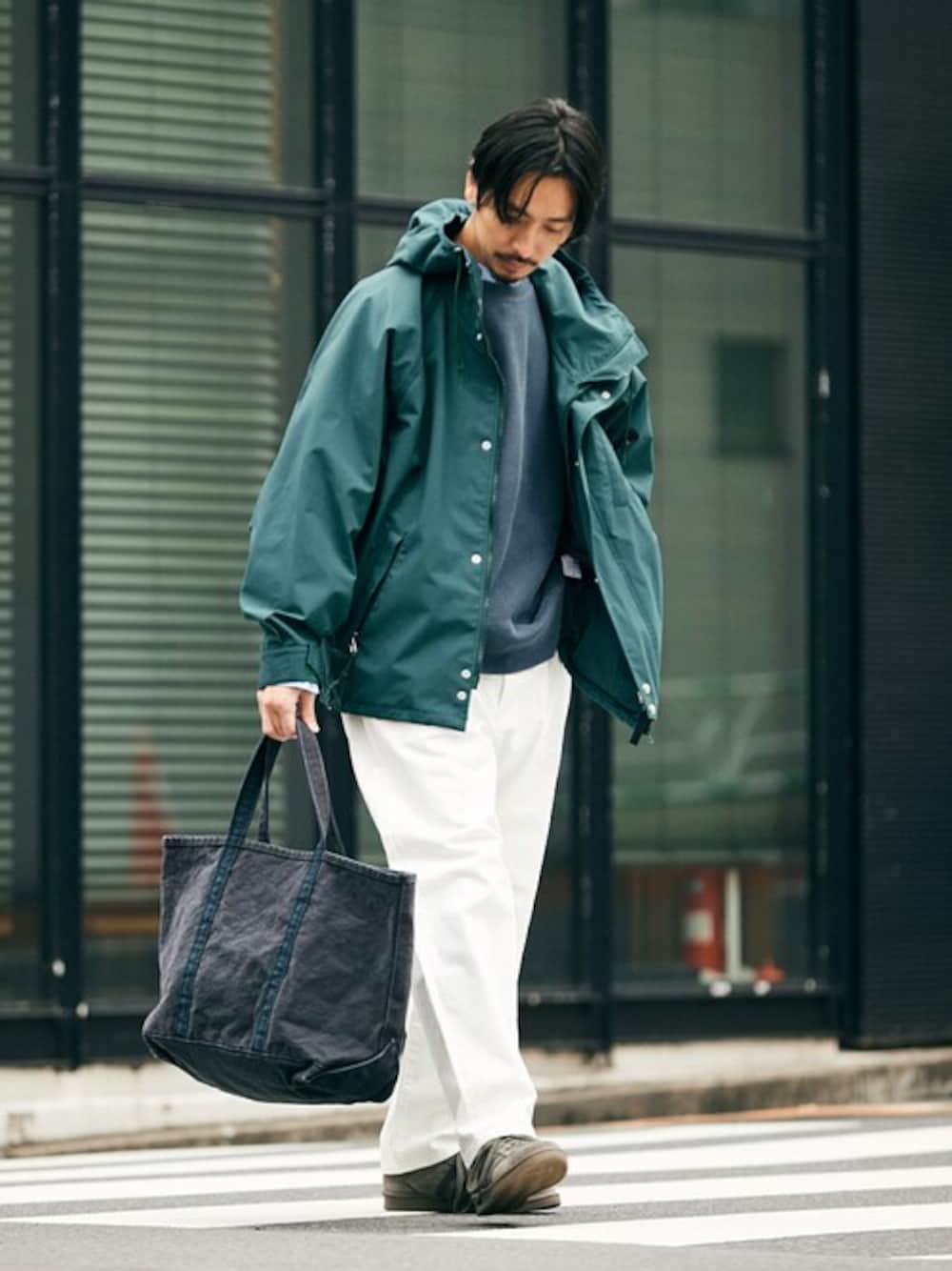 「マウンテンパーカー、カジュアル、グリーン、アメカジ、キレイめ、きれいめカジュアル、春、春夏コーデ、おしゃれさんと繋がりたい」｜「JOURNAL STANDARDの【LASKA SIRO / ラスカ サイロ】マウンテンパーカー（マウンテンパーカー、グリーン系）」を使った、HIRANAKAさん（メンズ・174cm）の冬コーディネートの1枚目の写真