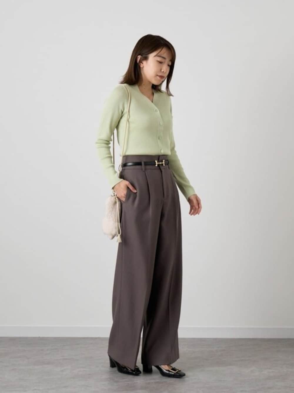 グリーン系のカーディガン/ボレロ、グリーン系のその他パンツ、ブラック系のベルトを着用したレディースの秋コーディネートの1枚目の写真