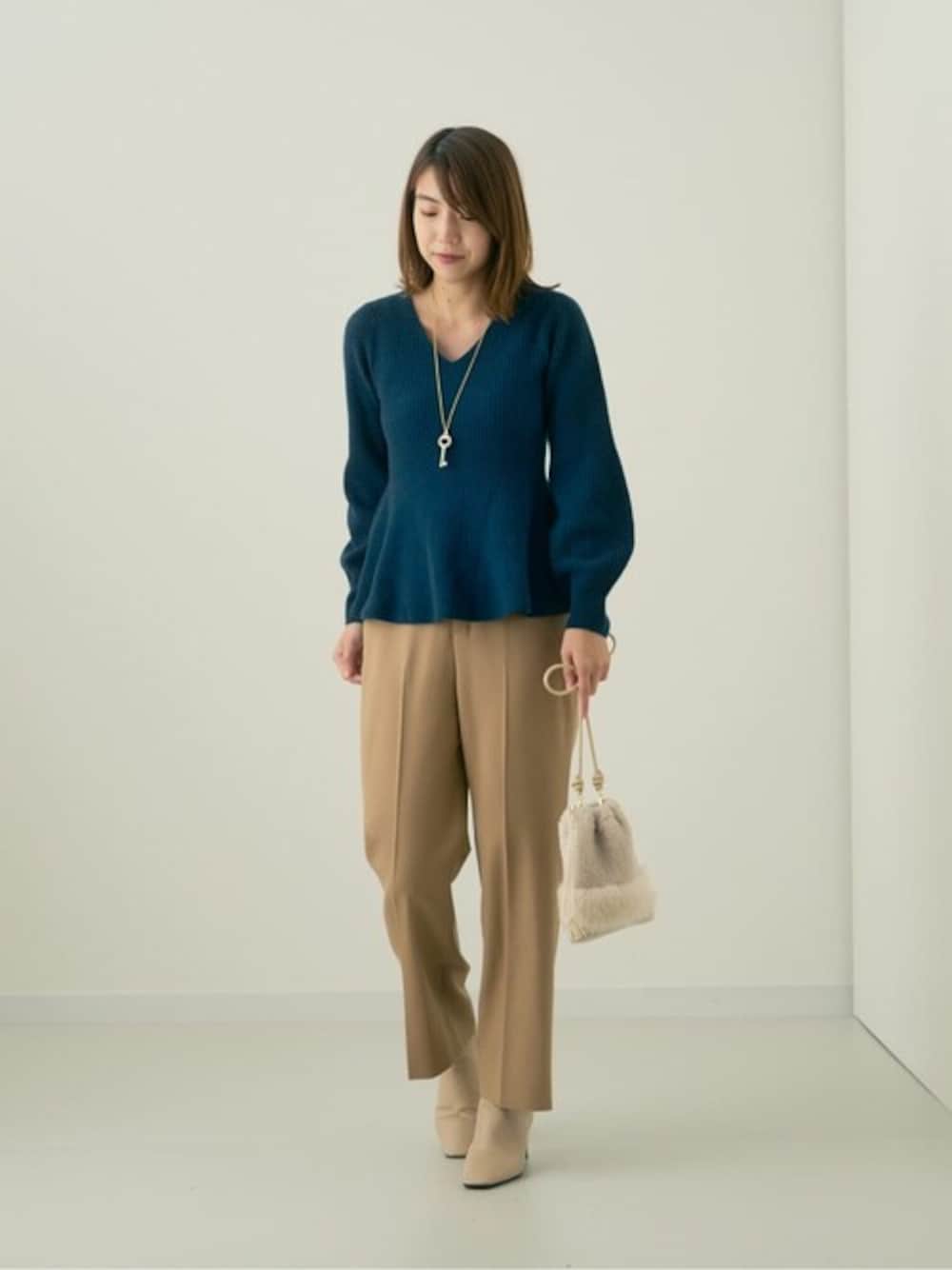 イエロー系のその他パンツ、ブルー系のニット/セーターを着用したレディースの秋コーディネートの1枚目の写真