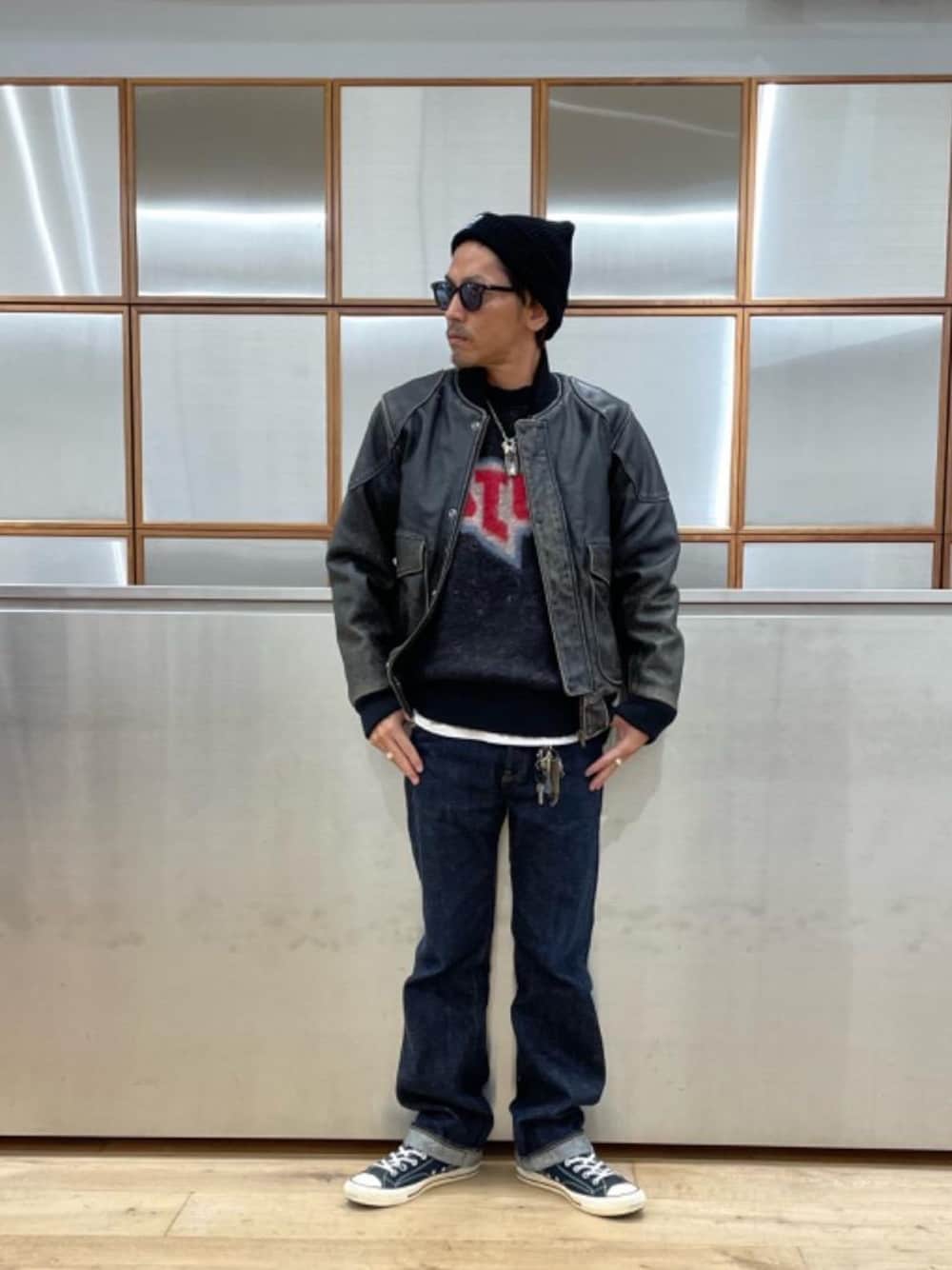 ブラック系のブルゾン、ホワイト系のTシャツ/カットソー、ブラック系のニット/セーターを着用したメンズの秋コーディネートの1枚目の写真