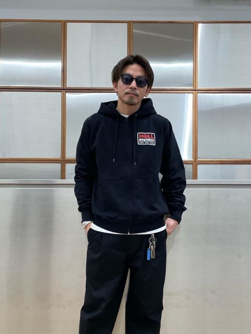 「パーカー、ブラックコーデ、シンプルコーデ、ラフコーデ、ヒステリックグラマー、HYSTERIC GLAMOUR、ワイドパンツ 」｜「HYSTERIC GLAMOURのvoidoid（サングラス、ブラック系）」を使った、京都くんさん（メンズ・172cm）の冬コーディネートの1枚目の写真