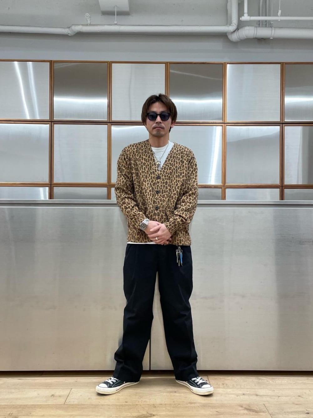 「カーディガン、スニーカー、総柄、ヒステリックグラマー、秋コーデ、ワイドパンツ 、ジャケット 」｜「HYSTERIC GLAMOURのvoidoid（サングラス、ブラック系）」を使った、京都くんさん（メンズ・172cm）の春コーディネートの1枚目の写真