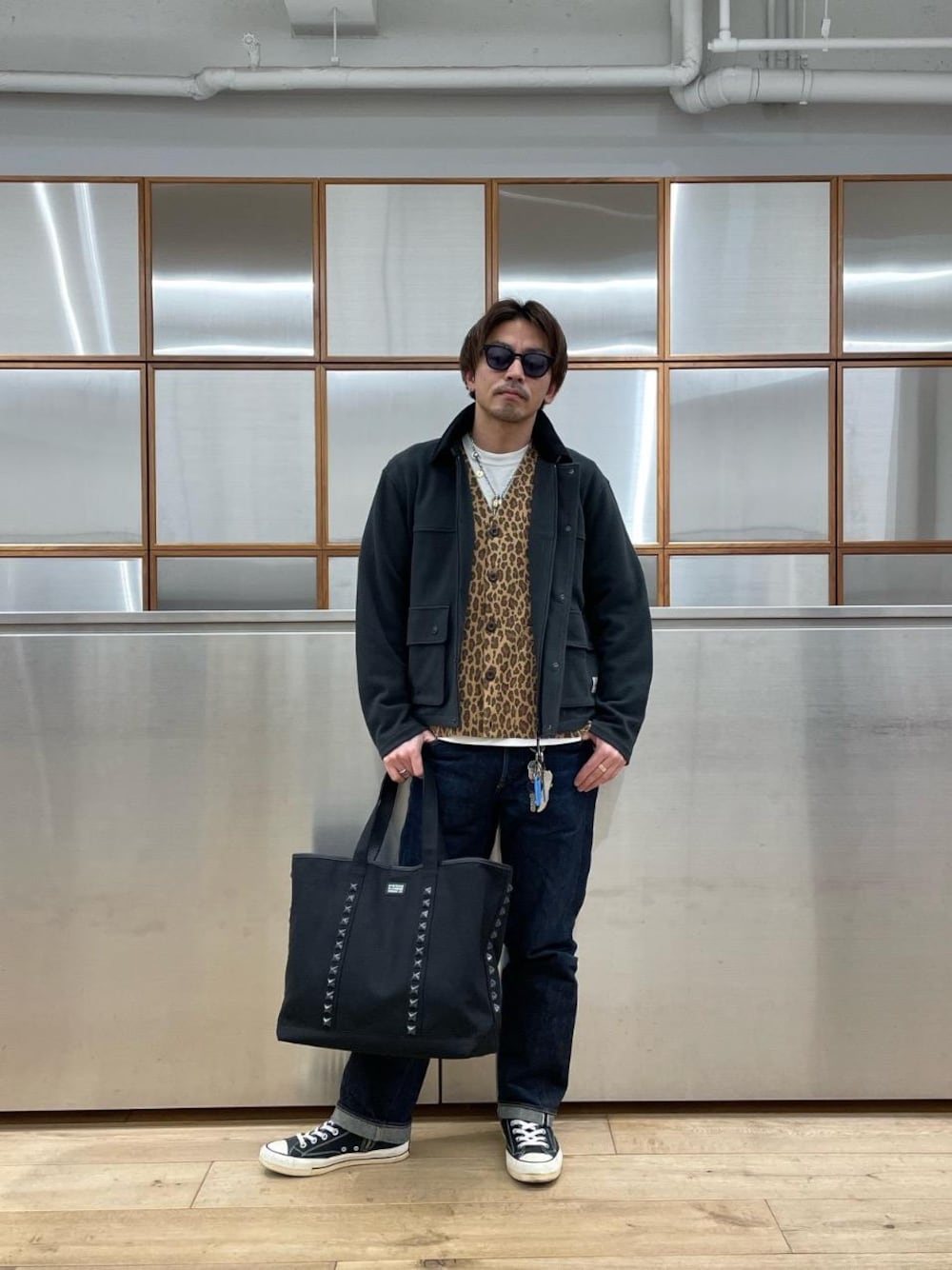 「カーディガン、スニーカー、デニム、アメカジ、シンプルコーデ、ヒステリックグラマー、ニット 」｜「HYSTERIC GLAMOURのvoidoid（サングラス、ブラック系）」を使った、京都くんさん（メンズ・172cm）の春コーディネートの1枚目の写真