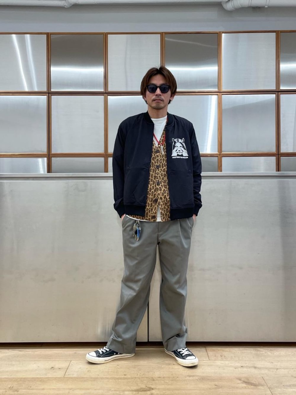 「カーディガン、パンツ、アメカジ、春コーデ、ヒステリックグラマー」｜「HYSTERIC GLAMOURのvoidoid（サングラス、ブラック系）」を使った、京都くんさん（メンズ・172cm）の春コーディネートの1枚目の写真