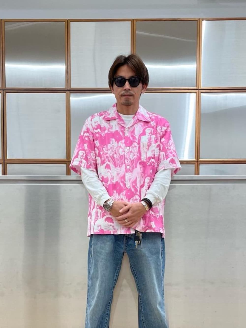 「スニーカー、アメカジ、ヒステリックグラマー、HYSTERIC GLAMOUR、シャツ 、デニム 」｜「HYSTERIC GLAMOURのvoidoid（サングラス、ブラック系）」を使った、京都くんさん（メンズ・172cm）の春コーディネートの1枚目の写真