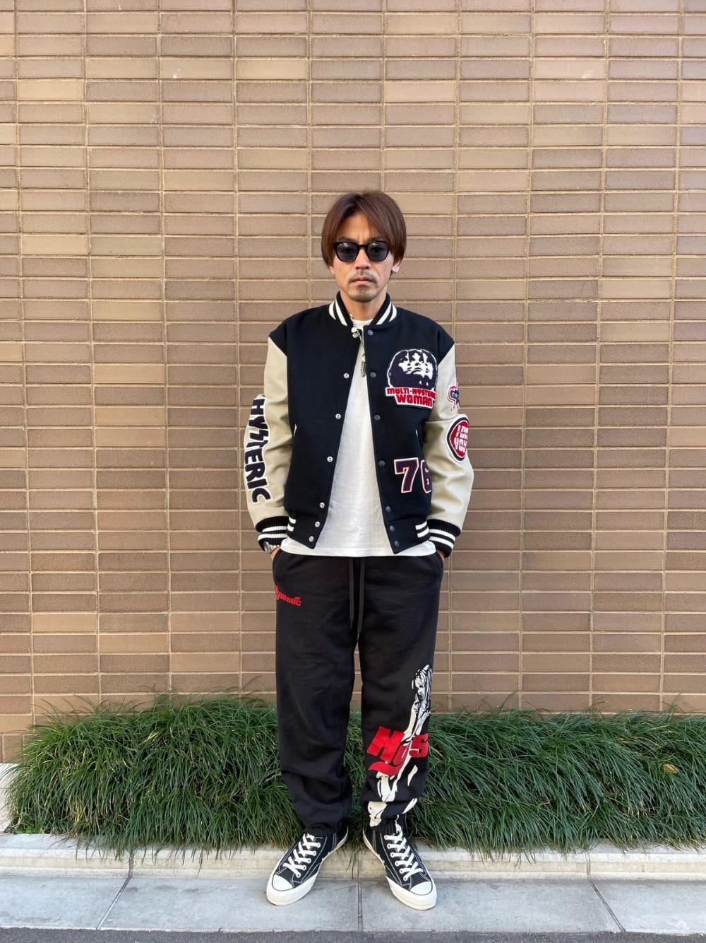 ホワイト系のTシャツ/カットソー、ブラック系のスニーカー、ブラック系のスウェットパンツを着用したメンズの冬コーディネートの1枚目の写真