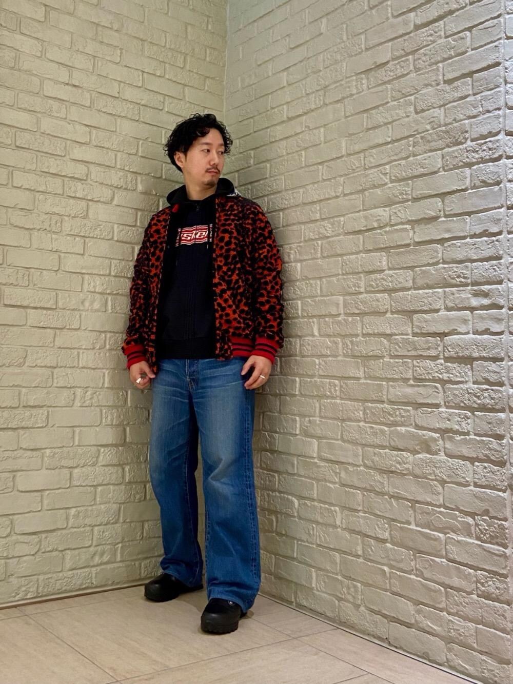 「デニム、アメカジ、パーカー、ボア、冬コーデ、フリース、パイル、ヒステリックグラマー、秋コーデ、HYSTERIC GLAMOUR」｜「HYSTERIC GLAMOURのHG BOX LOGOS パーカー（パーカー、ブラック系）」を使った、HIDEさん（メンズ・172cm）の秋コーディネートの1枚目の写真
