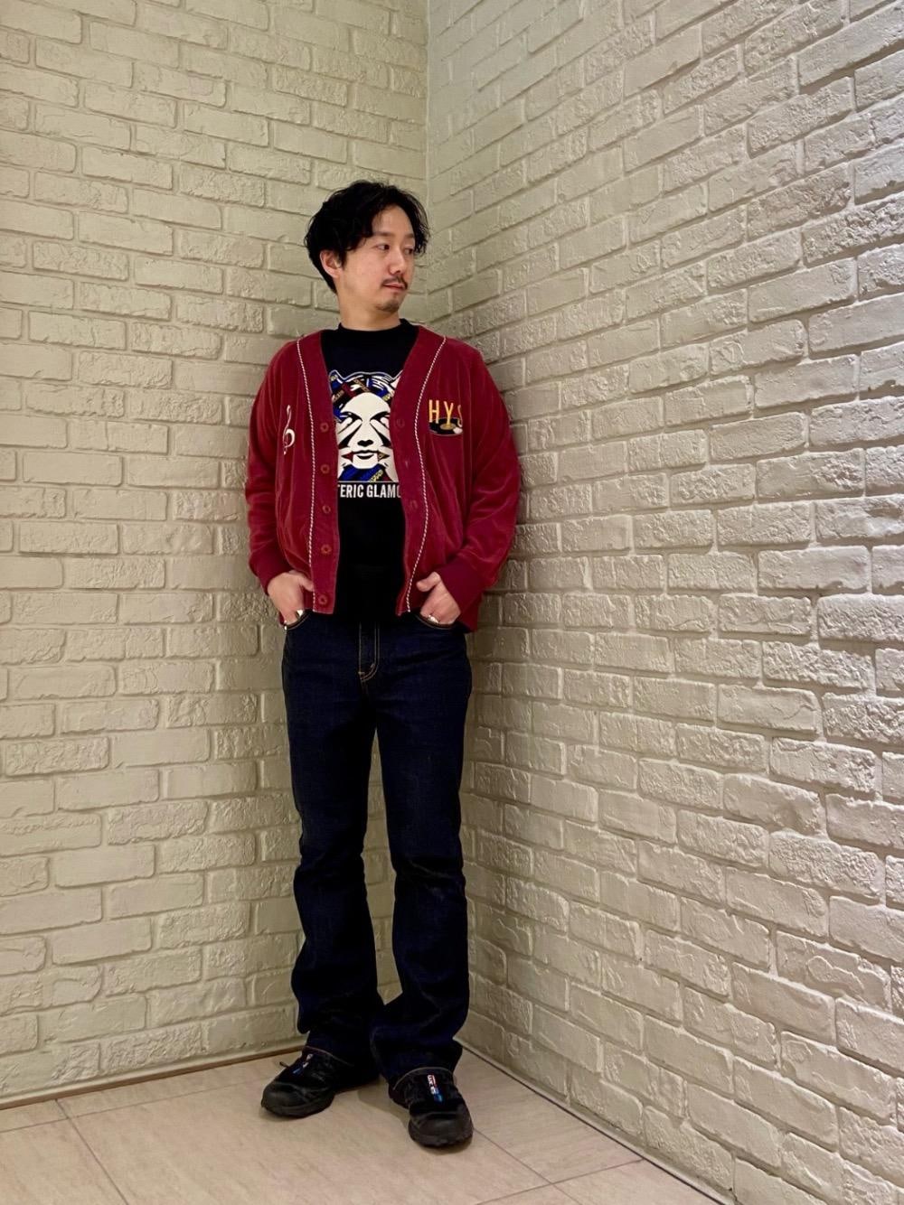 「カーディガン、スウェット、デニム、アメカジ、フレアパンツ、シンプルコーデ、春コーデ、パイル、ヒステリックグラマー、HYSTERIC GLAMOUR」｜「HYSTERIC GLAMOURのデニムフレアパンツ（デニムパンツ、ブルー系）」を使った、HIDEさん（メンズ・172cm）の春コーディネートの1枚目の写真
