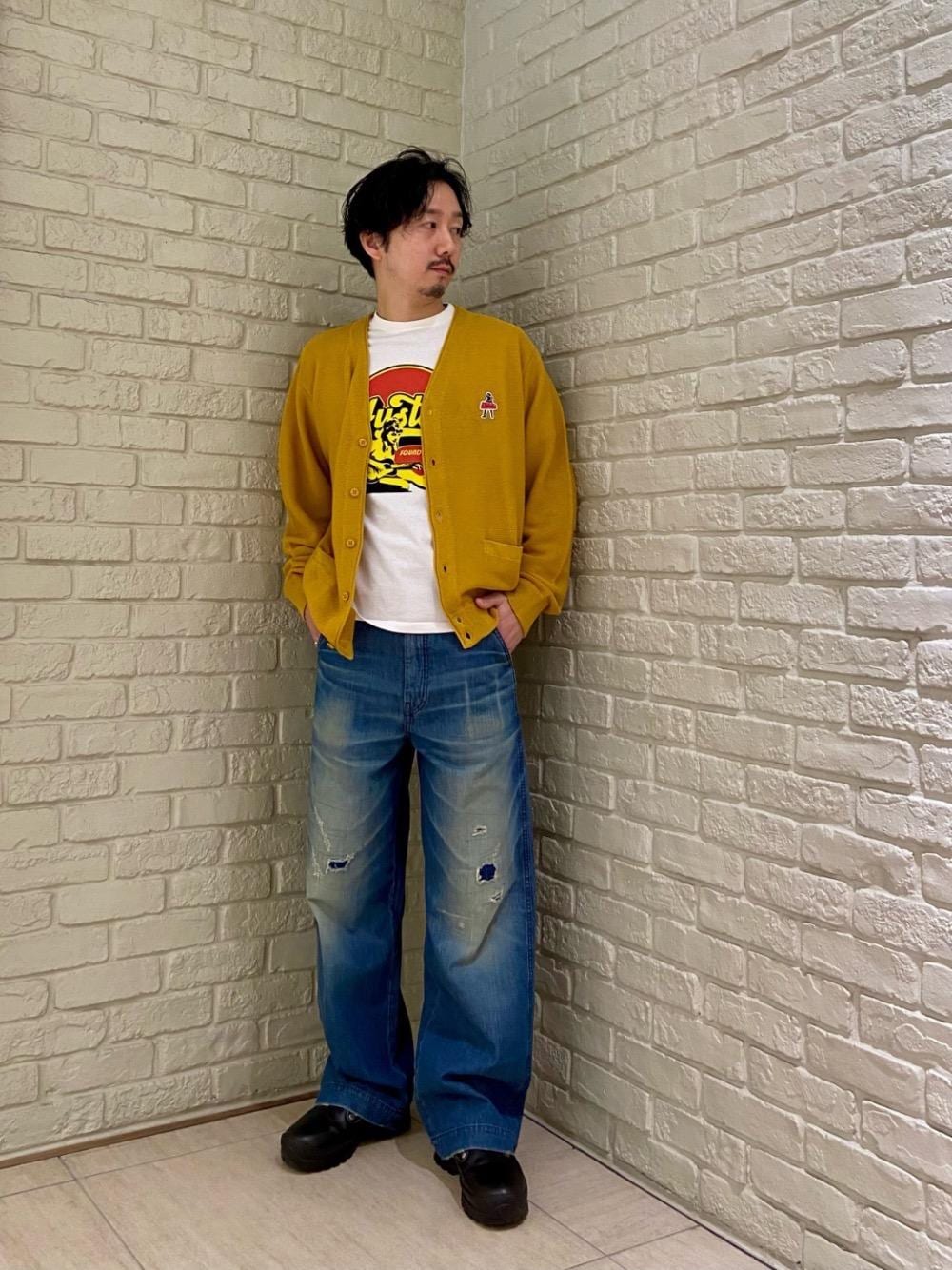「カーディガン、デニム、アメカジ、Tシャツ、グランジ、シンプルコーデ、春コーデ、ヒステリックグラマー、HYSTERIC GLAMOUR、ワイドパンツ 」｜「HYSTERIC GLAMOURのDUR加工 ワイドデニムパンツ（デニムパンツ、ブルー系）」を使った、HIDEさん（メンズ・172cm）の春コーディネートの1枚目の写真