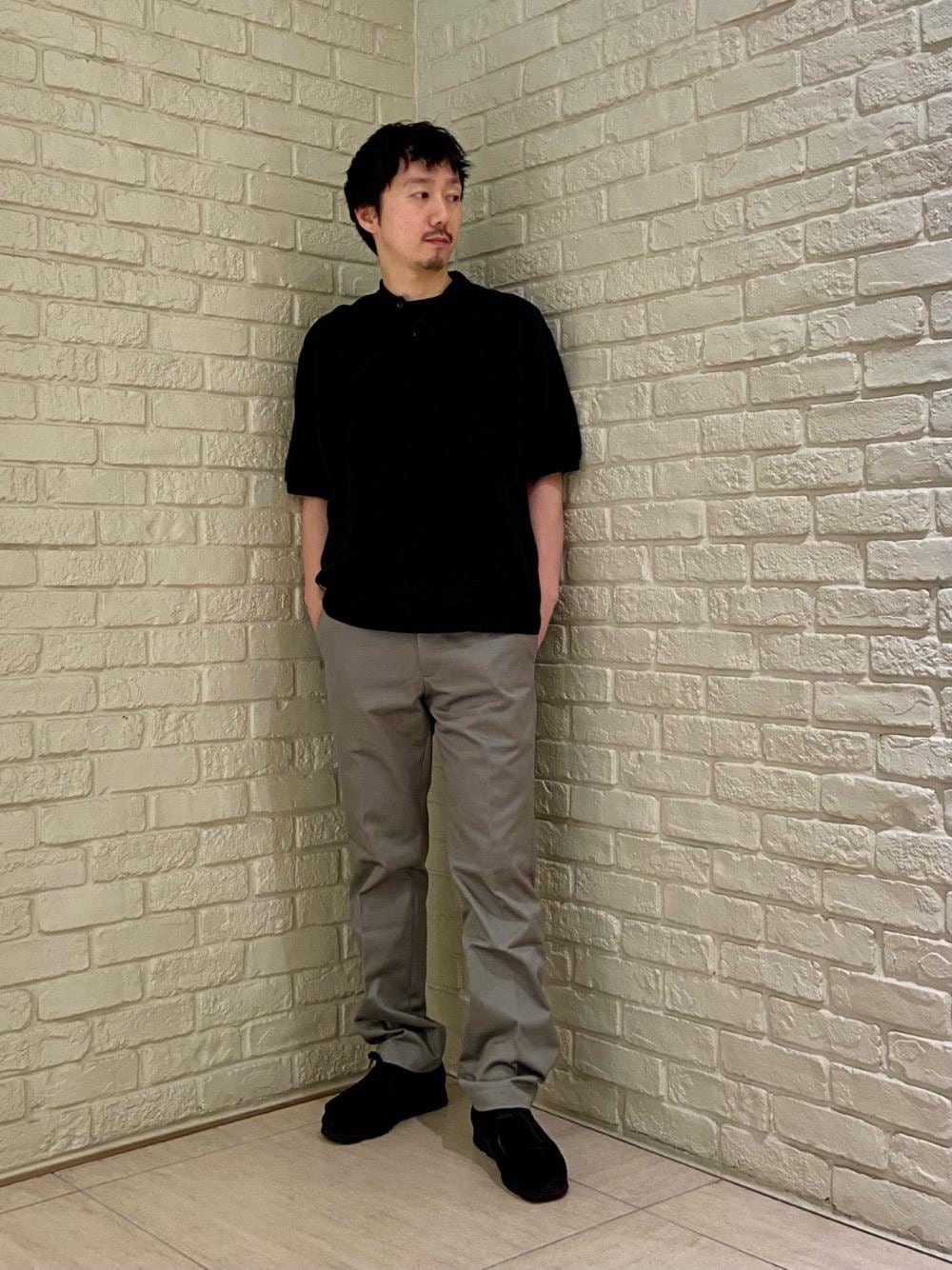 「シンプル、アメカジ、チノパン、スラックス、ポロシャツ、ヒステリックグラマー、HYSTERIC GLAMOUR、夏コーデ、シャツ 」｜「HYSTERIC GLAMOURのFREAK OUT刺繍 ポロシャツ（ポロシャツ、ブラック系）」を使った、HIDEさん（メンズ・172cm）の夏コーディネートの1枚目の写真