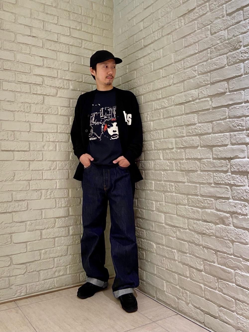 ブルー系のデニムパンツ、ブラック系のTシャツ/カットソー、ブラック系のカーディガン/ボレロを着用したメンズの夏コーディネートの1枚目の写真