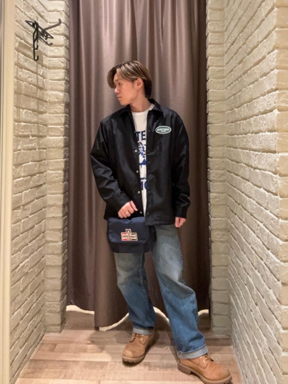 「デニム、ミリタリー、Tシャツ、シンプルコーデ、ライトアウター、ヒステリックグラマー、秋コーデ、HYSTERIC GLAMOUR、ジャケット 」｜「HYSTERIC GLAMOURのストレートデニムパンツ（デニムパンツ、ブルー系）」を使った、hysteric0717さん（メンズ・163cm）の秋コーディネートの1枚目の写真