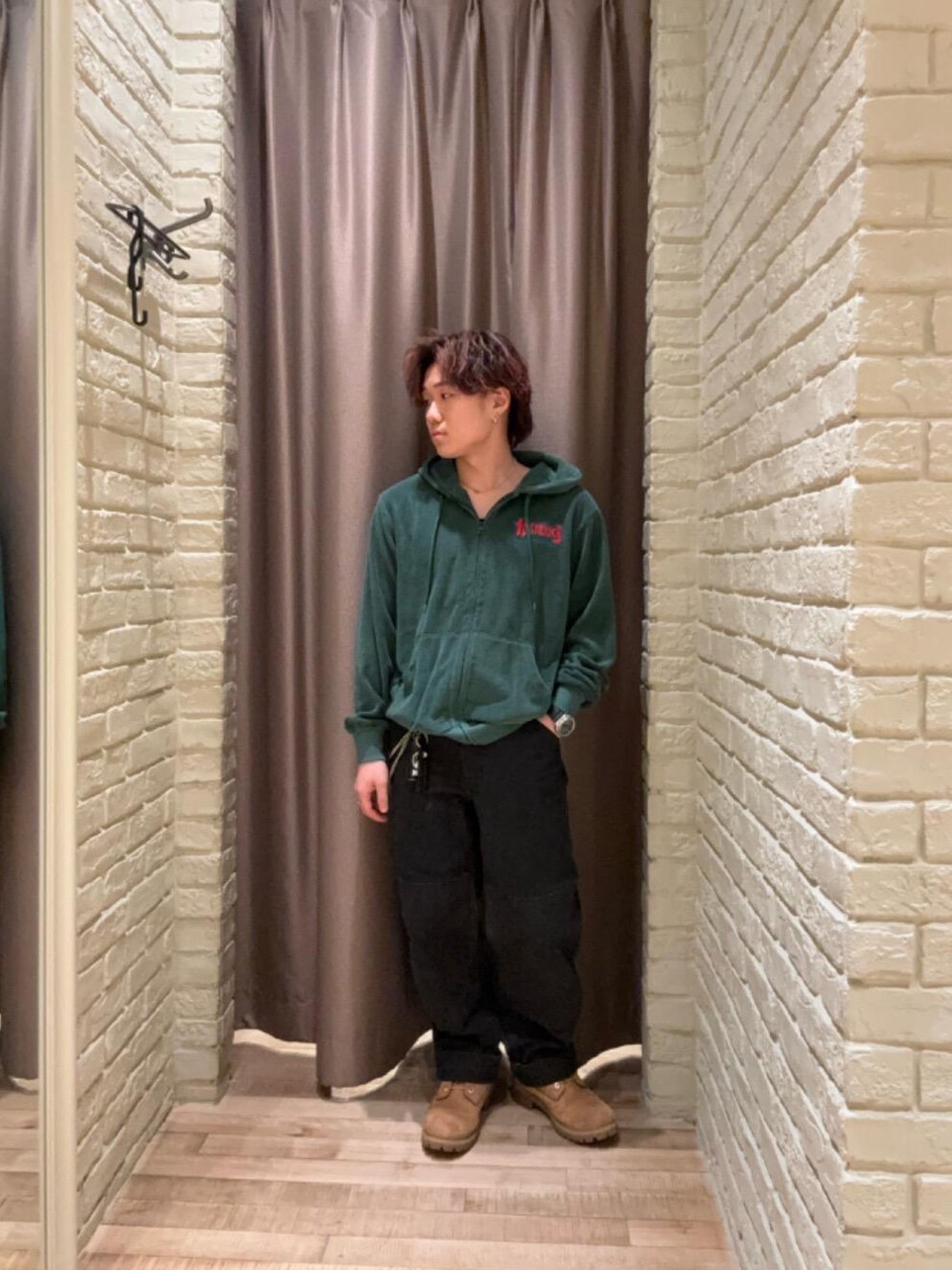 「パーカー、ストリート、シンプルコーデ、バックプリント、ヒステリックグラマー、HYSTERIC GLAMOUR、ワイドパンツ 」｜「HYSTERIC GLAMOURのダブルニーパンツ（その他パンツ、ブラック系）」を使った、hysteric0717さん（メンズ・163cm）の春コーディネートの1枚目の写真